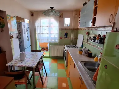 bucatarie cu masa apartament vanzare cumparare Sector 2 Bucuresti